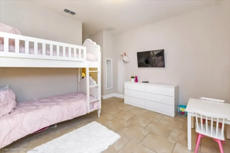 5 Bedrooms Villa