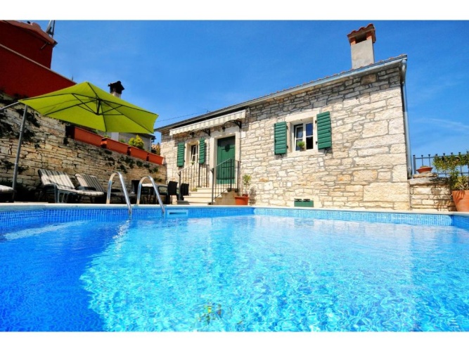 2 Bedrooms Villa