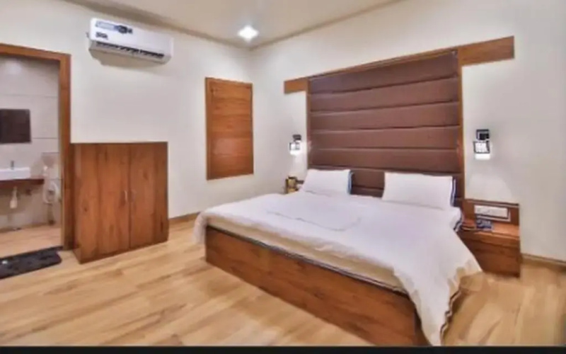 Hotel B P Emerald