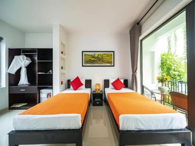 Deluxe Twin room with pool view