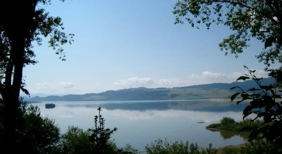 Dom Nad Jeziorem „Hubka”