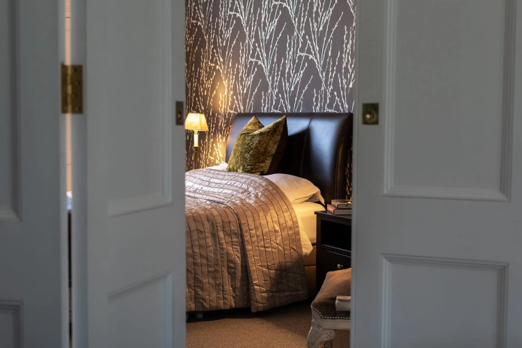 Spacious, Light-filled Period Apartment - Central Bath