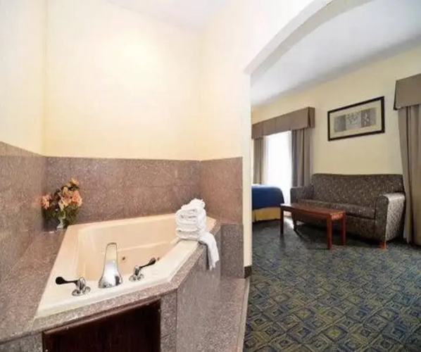 Comfort Inn & Suites Cincinnati Uptown Clifton