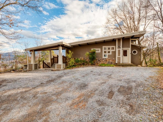 4 Bedrooms Cottage