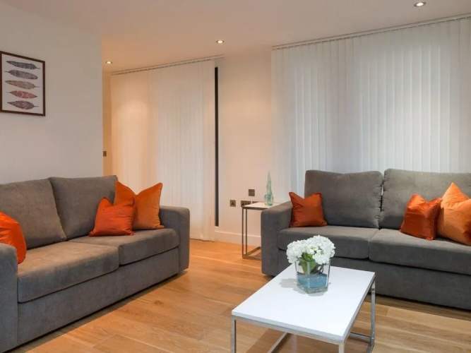 Central Tower Bridge Apartment