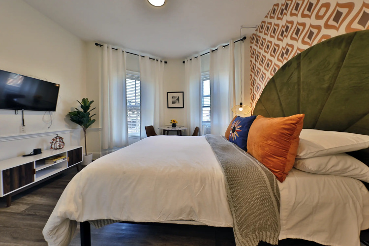 Large, Modern Studio!