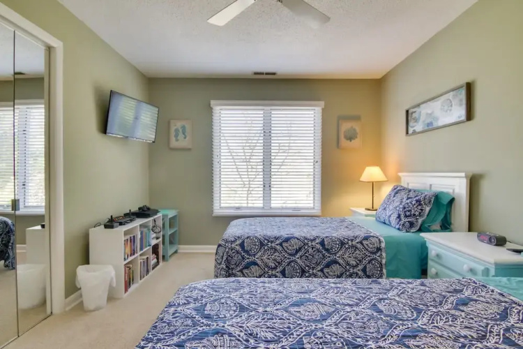 2 Mi to Ocean: Rehoboth Beach Condo w/ Pool Access