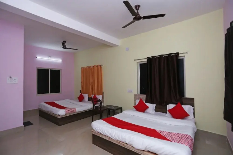 OYO 27734 Hotel Savasi