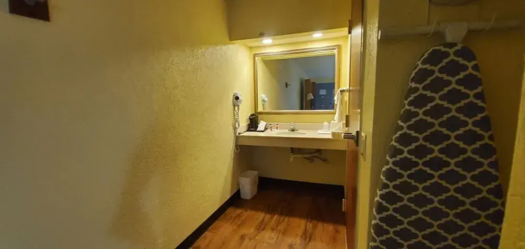 Days Inn & Suites by Wyndham Savannah Gateway I 95 And 204
