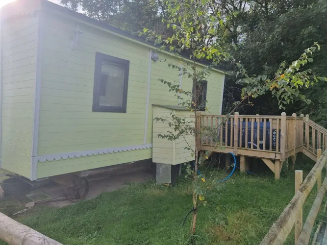 Glamping Hut - Sleeps 2, hot tub & Parking