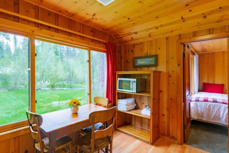 Lake Creek Lodge