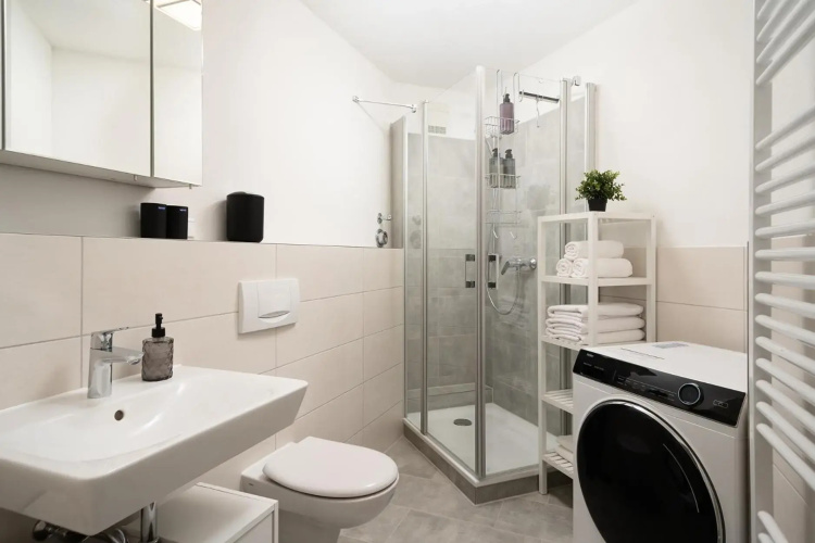 Kleinberries - Washer & Dryer - Kitchen & Parking - NETFLIX