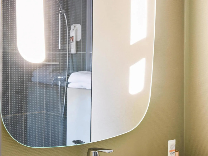 Ibis Paris Canal Saint Martin - Image 5