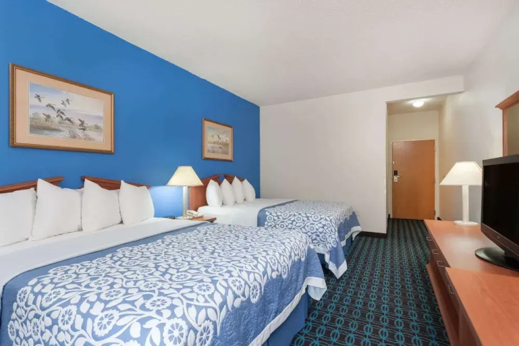 Days Inn & Suites Cambridge