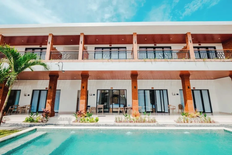 Deluxe room with pool view