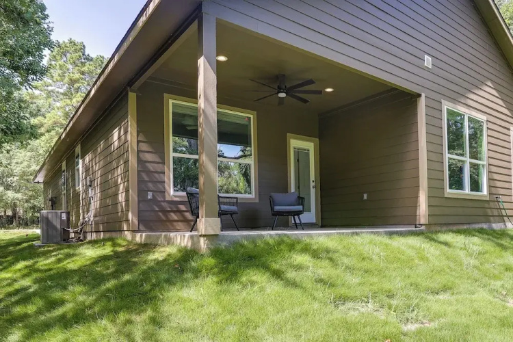 Charming Willis Hideaway < 1 Mi to Lake Conroe!