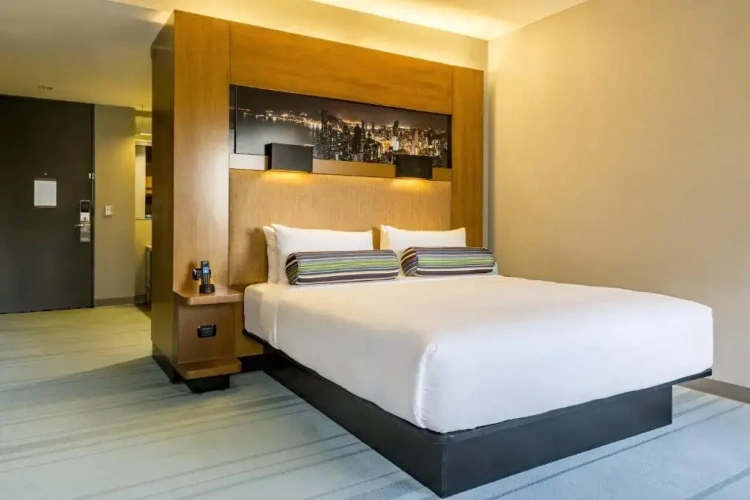 Aloft Double Guest Room with city view
