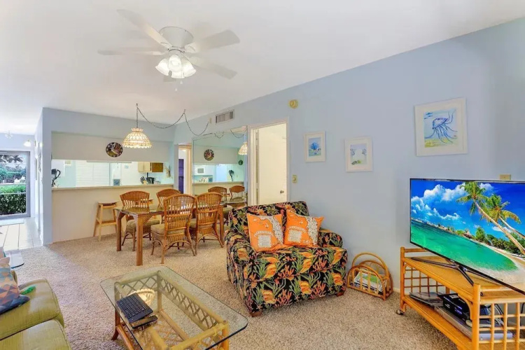 Relaxing Condo With two Pools and Steps to Beach