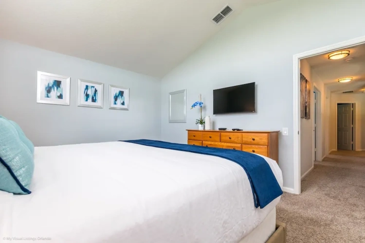 6 Bedrooms Villa