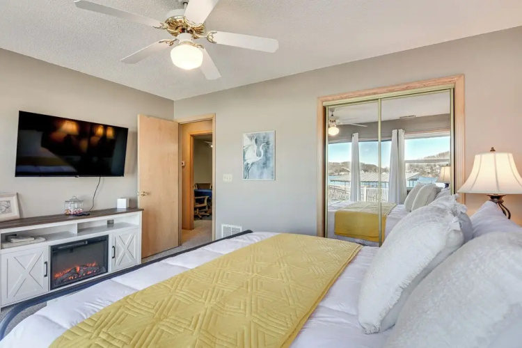 Private Hot Tub, Fire Pit! Lakefront Ozarks Escape