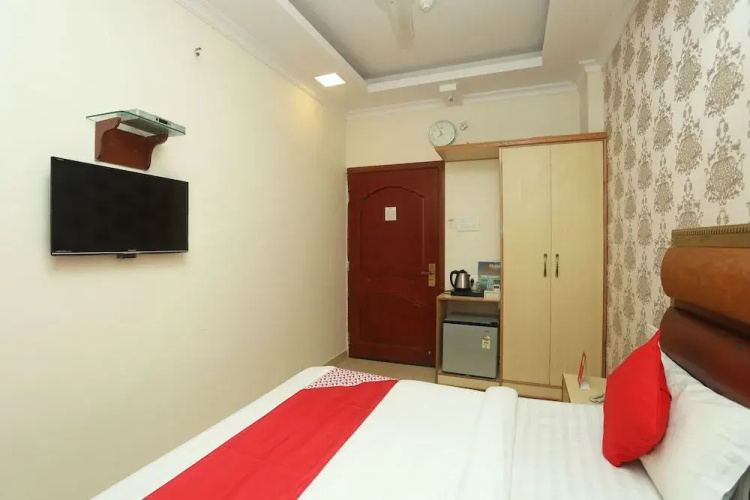 OYO 13355 Grest Hotel