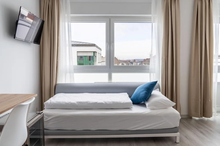 HOTEL83