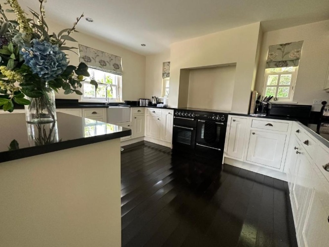 2 Bedrooms Cottage