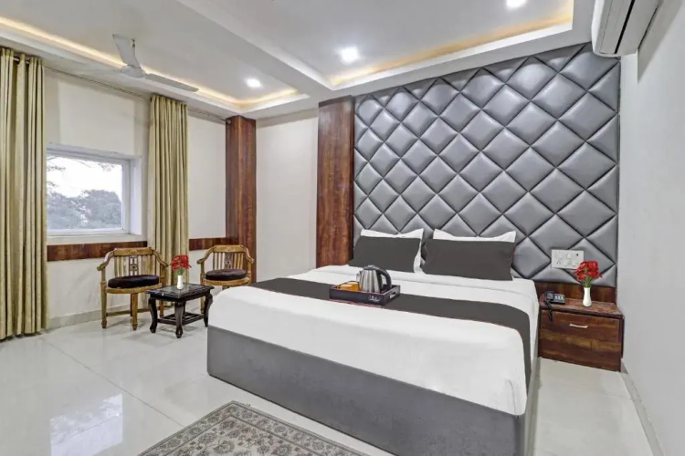 Collection O 703562 Hotel Apple Grand