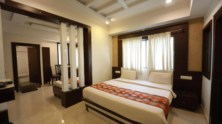 OYO 11414 Hotel Silver Suites