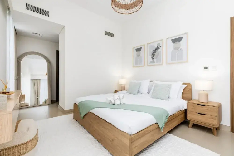 Waves - High-Rise Elegance: 2BR Apt with Marina Views