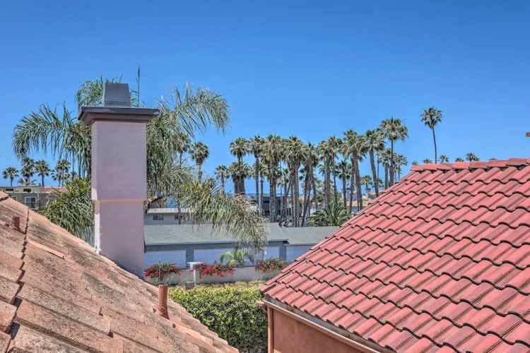 Oceanside Home w/ Rooftop Patio - Steps to Beach!