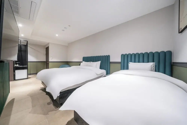 TheWall Hotel
