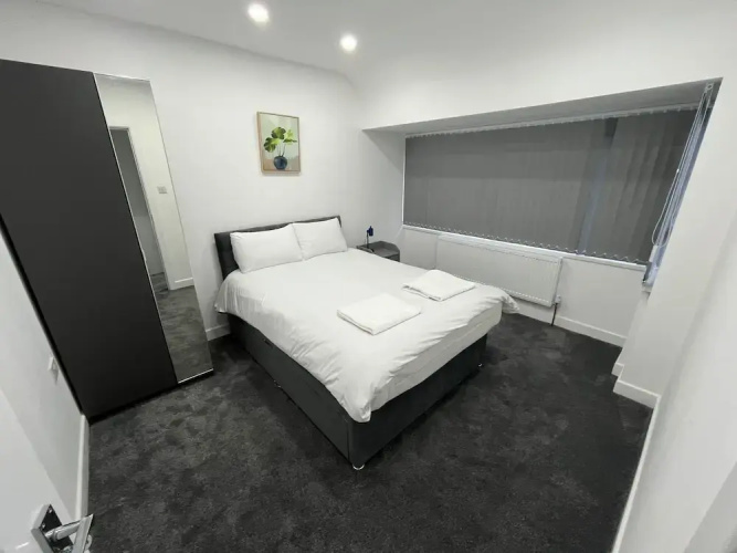 Spacious 4 Bed Home - Sleeps 7, Garden & Parking