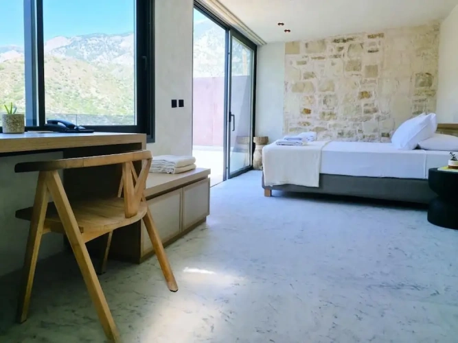 Suite with balcony and with mountain view