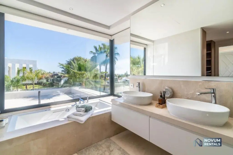 Extravagant 5-BDRM Villa - HEATED POOL & GYM