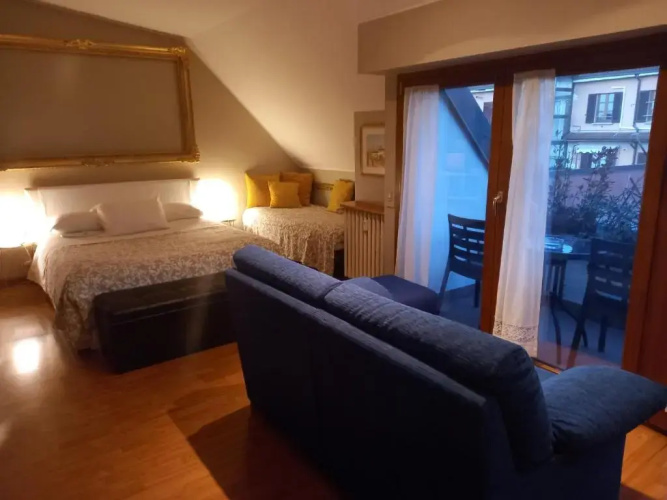 The Boheme Navigli - Quiet & comfy vintage Junior Suite with cozy balcony - 5th attic floor lift to 4th floor - metro' verde -green subway Porta Genova