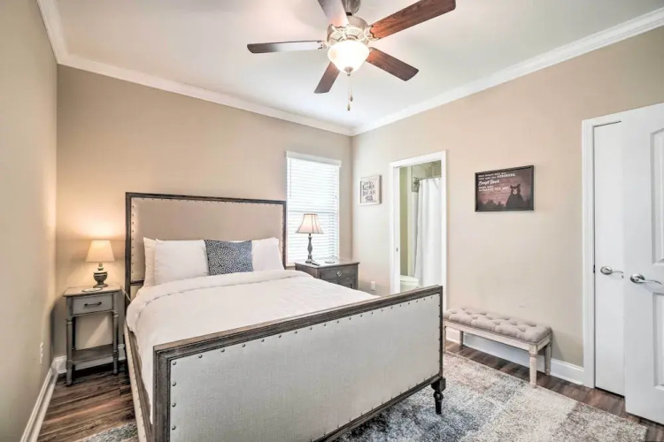 Chic Townsend Condo w/ Saltwater Pool!