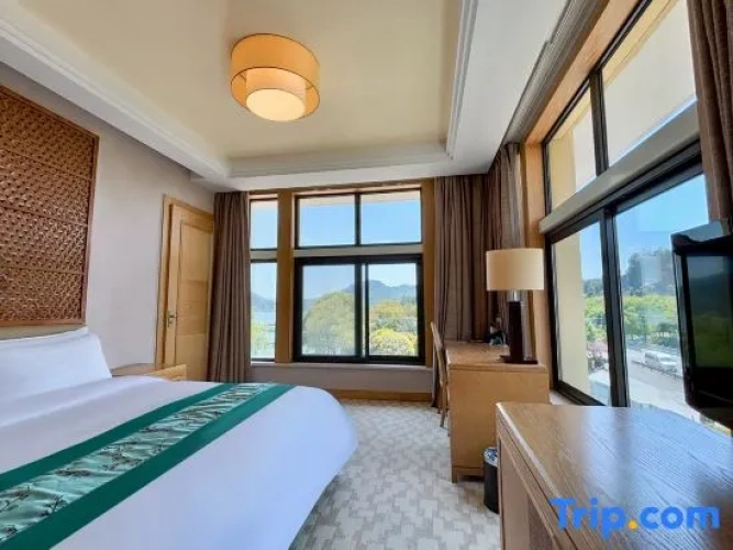 Double Suite with balcony and with lake view