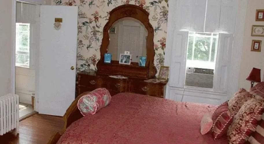 Historic Hill Inn