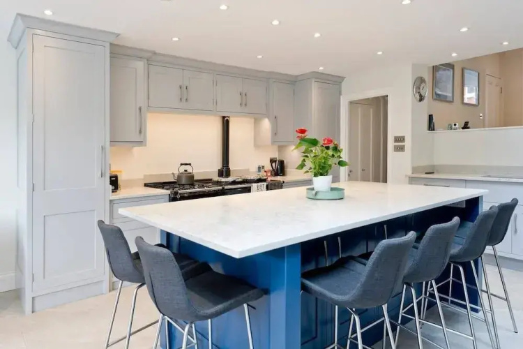 Spacious 4 Bed House, Battersea
