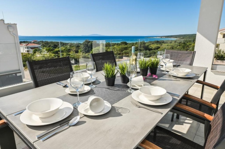 Apartment with sea view