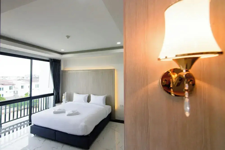 Bear & Bird Hotel