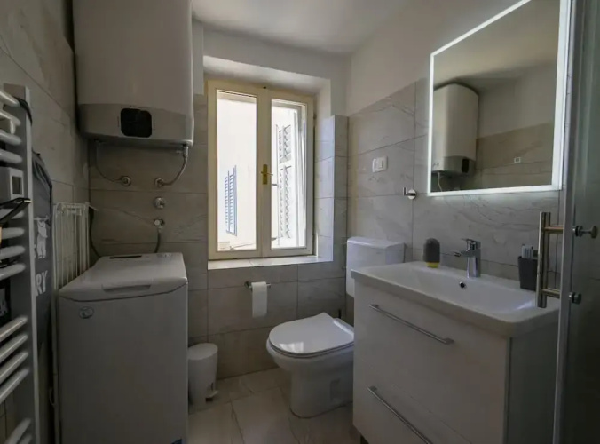 Old Town Modern and Sunny Studio Apartment