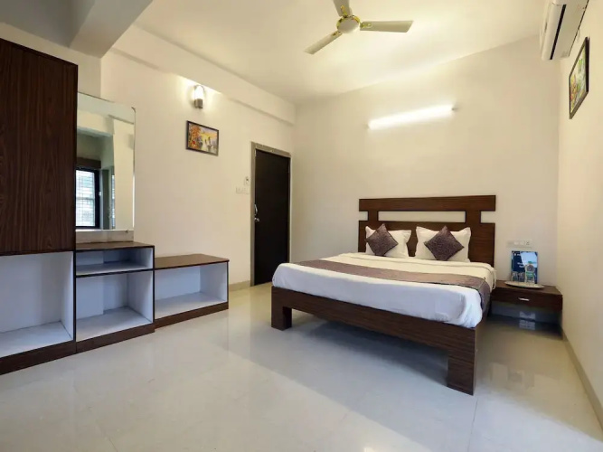 OYO 12810 Hotel Iris