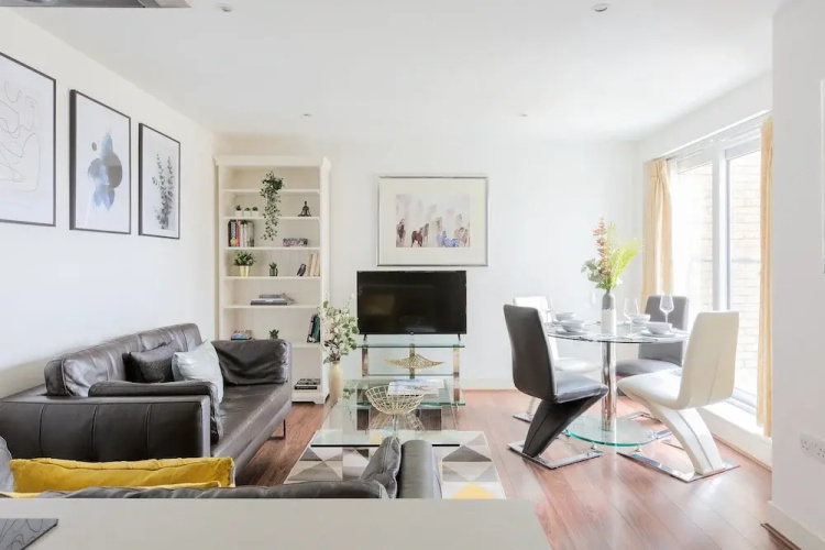 Sophisticated 2 Bed Flat with Balcony in Acton