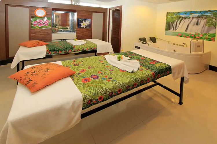 Convenient Grand Hotel (SHA Extra Plus)