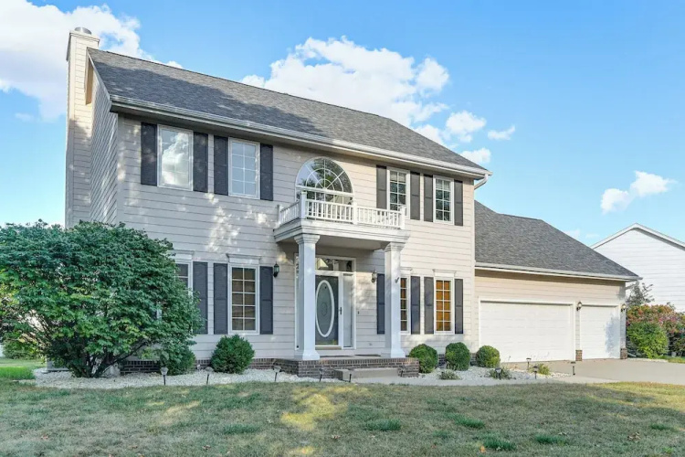 Des Moines Suburb Stay w/ Spacious Layout & Deck!