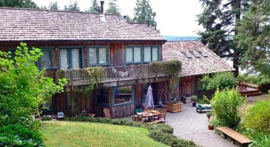 Longhouse Bed & Breakfast