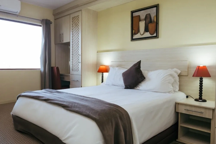 3 Bedrooms Sextuple Suite with balcony