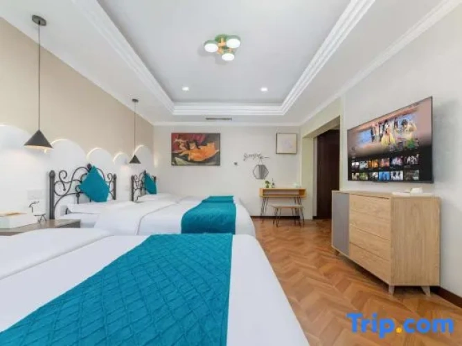 Deluxe Triple Suite